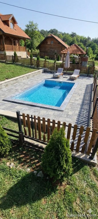 Zlatibor, drvena kuca sa bazenom na prodaju 96 m2 na placu od 5,5 ari