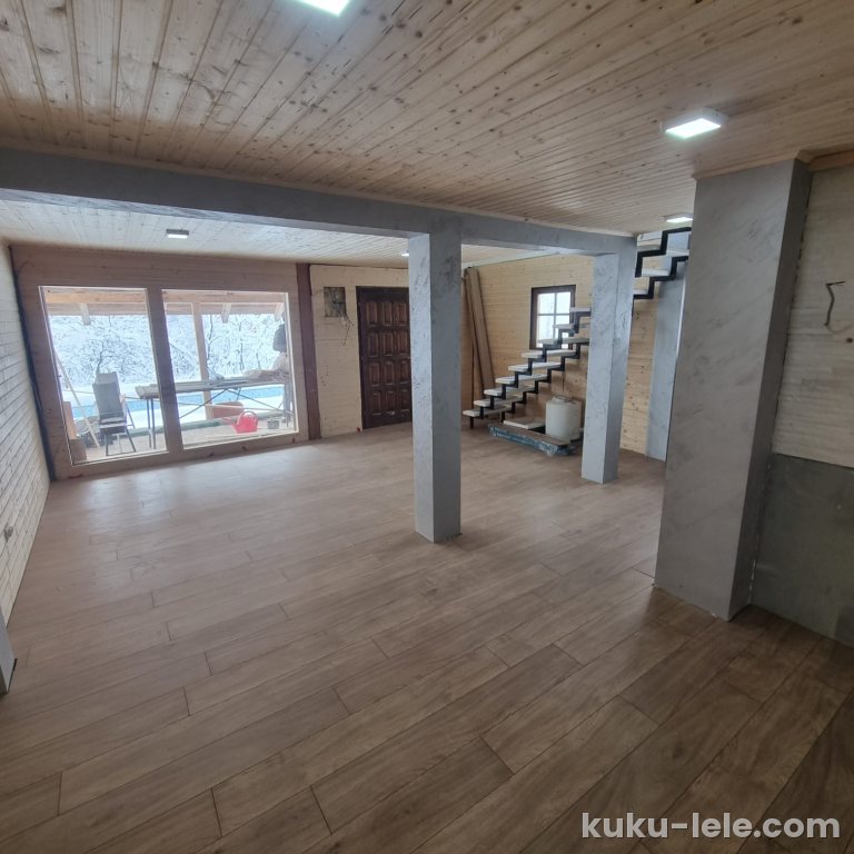 Zlatibor, drvena kuca sa bazenom na prodaju 96 m2 na placu od 5,5 ari